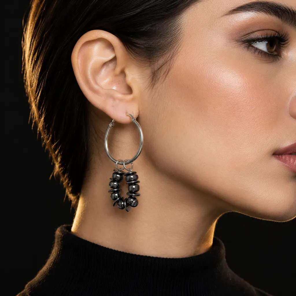 گوشواره حلقه ای مدرن دیسک هماتیت - Geometric Hematite Hoop Earrings - نمای روی گوش مدل گوشواره حلقه ای مدرن با دیسک و مهره هماتیت مشکی براق روی گوش مدل زن