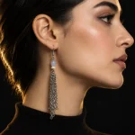 گوشواره آویز آبشاری با سنگ عقیق آبی بلو لیس و منگوله زنجیری استیل روی گوش مدل زن