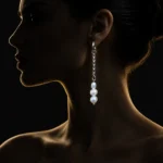 گوشواره مروارید باروک زنجیری با سه مروارید آویز روی گوش مدل زنانه - نمای نیم رخ